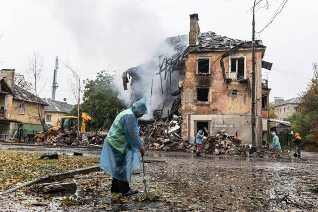 Russian Guided-Bomb Attack in Sloviansk SLOVIANSK, UKRAINE - OCTOBER 15: Municipal workers clean a street whilst Ukrainian rescue workers and firefighters try to locate Olya’s body under the rubble of a residential building, following a Russian attack with guided bombs in Sloviansk, Ukraine, on 15 October 2026 Diego Herrera Carcedo Anadolu Sloviansk Ukraine. Editorial use only. Please get in touch for any other usage.  Copyright: x2026xAnadoluxDiegoxHerreraxCarcedox