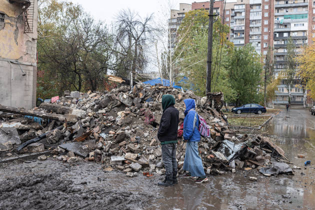 Russian Guided-Bomb Attack in Sloviansk SLOVIANSK, UKRAINE - OCTOBER 15: Olya’s husband and a neighbour watch as rescue workers try to locate Olya’s body under the rubble of a residential building, following a Russian attack with guided bombs in Sloviansk, Ukraine, on 15 October 2026 Diego Herrera Carcedo Anadolu Sloviansk Ukraine. Editorial use only. Please get in touch for any other usage.  Copyright: x2026xAnadoluxDiegoxHerreraxCarcedox