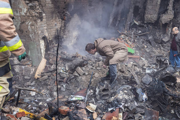 Russian Guided-Bomb Attack in Sloviansk SLOVIANSK, UKRAINE - OCTOBER 15:Olya’s husband looks at his wife’s body under the rubble of a residential building following a Russian attack with guided bombs in Sloviansk, Ukraine, on 15 October 2026 Diego Herrera Carcedo Anadolu Sloviansk Ukraine. Editorial use only. Please get in touch for any other usage.  Copyright: x2026xAnadoluxDiegoxHerreraxCarcedox