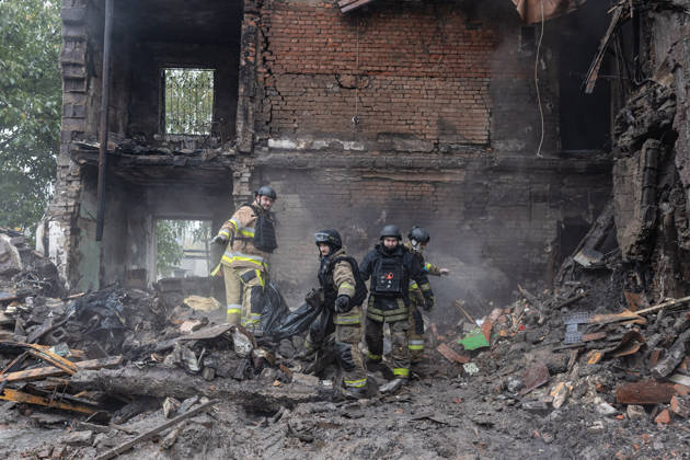 Russian Guided-Bomb Attack in Sloviansk SLOVIANSK, UKRAINE - OCTOBER 15: Firefighters carry Olya’s body, found under the rubble of a residential building following a Russian guided-missile attack in Sloviansk, Ukraine, on 15 October 2026 Diego Herrera Carcedo Anadolu Sloviansk Ukraine. Editorial use only. Please get in touch for any other usage.  Copyright: x2026xAnadoluxDiegoxHerreraxCarcedox