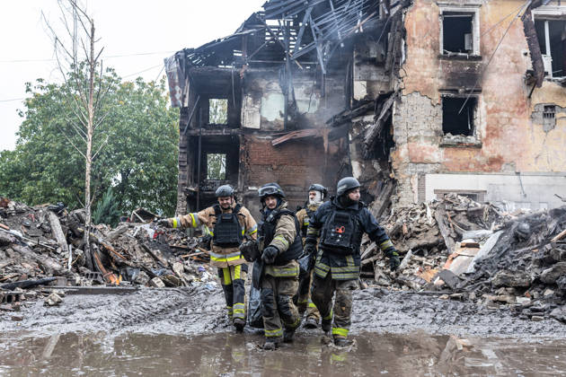 Russian Guided-Bomb Attack in Sloviansk SLOVIANSK, UKRAINE - OCTOBER 15: Firefighters carry Olya’s body, found under the rubble of a residential building following a Russian guided-missile attack in Sloviansk, Ukraine, on 15 October 2026 Diego Herrera Carcedo Anadolu Sloviansk Ukraine. Editorial use only. Please get in touch for any other usage.  Copyright: x2026xAnadoluxDiegoxHerreraxCarcedox