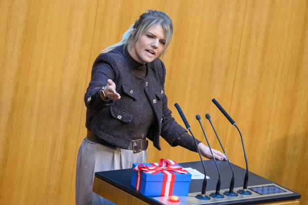 Â - Wien 15.10.2026 - 103. Sitzung des Nationalrates. PHOTO: Abg. Lisa Aldali (NEOS) mit Geschenk an die FPÖ 103th sitting of the National Council. Nationalrat, Nationalratssitzung, Parlamentssitzung, Parlament, Plenum 103. Sitzung des Nationalrates