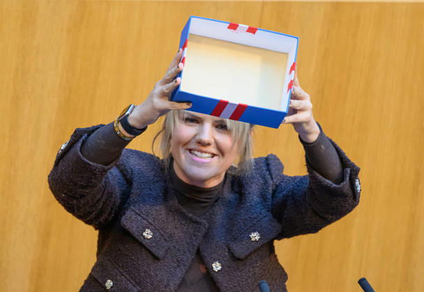 News Bilder des Tages Â - Wien 15.10.2026 - 103. Sitzung des Nationalrates. PHOTO: Abg. Lisa Aldali (NEOS) mit Geschenk für die FPÖ - heiße Luft 103th sitting of the National Council. Nationalrat, Nationalratssitzung, Parlamentssitzung, Parlament, Plenum 103. Sitzung des Nationalrates