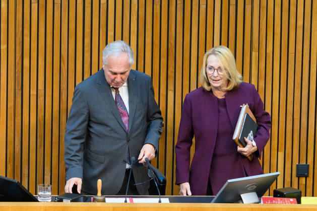 Â - Wien 15.10.2026 - 103. Sitzung des Nationalrates. Dringliche Anfrage der FPÖ verbunden mit Misstrauensantrag gegen die gesamte Regierung. PHOTO: Ablöse: erster Präsident des Nationalrats Walter Rosenkranz (FPOE) und dritte Präsidentin des Nationalrats Doris Bures (SPOE) 103th sitting of the National Council. Nationalrat, Nationalratssitzung, Parlamentssitzung, Parlament, Plenum 103. Sitzung des Nationalrates