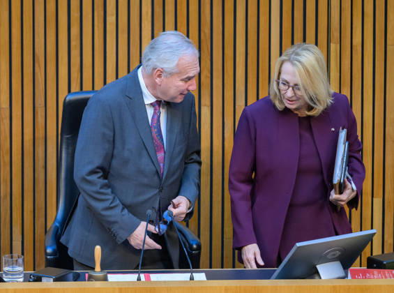 Â - Wien 15.10.2026 - 103. Sitzung des Nationalrates. Dringliche Anfrage der FPÖ verbunden mit Misstrauensantrag gegen die gesamte Regierung. PHOTO: Ablöse - erster Präsident des Nationalrats Walter Rosenkranz (FPOE) und dritte Präsidentin des Nationalrats Doris Bures (SPOE) 103th sitting of the National Council. Nationalrat, Nationalratssitzung, Parlamentssitzung, Parlament, Plenum 103. Sitzung des Nationalrates