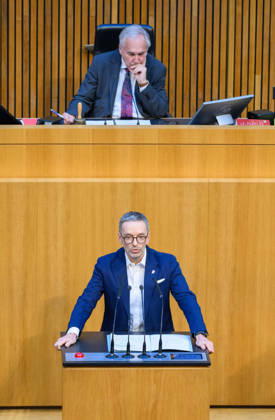 Â - Wien 15.10.2026 - 103. Sitzung des Nationalrates. Dringliche Anfrage der FPÖ verbunden mit Misstrauensantrag gegen die gesamte Regierung. PHOTO: Klubobmann der FPÖ Herbert Kickl, im Hintergrund erster Präsident des Nationalrats Walter Rosenkranz (FPOE) 103th sitting of the National Council. Nationalrat, Nationalratssitzung, Parlamentssitzung, Parlament, Plenum 103. Sitzung des Nationalrates