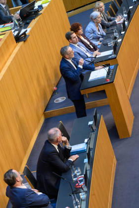Â - Wien 15.10.2026 - 103. Sitzung des Nationalrates. Dringliche Anfrage der FPÖ verbunden mit Misstrauensantrag gegen die gesamte Regierung. PHOTO: Staatssekretär für Deregulierung Sepp Schellhorn (NEOS), Innenminister Gerhard Karner (ÖVP), Klubobmann der FPÖ Herbert Kickl, Sts für Digitalisierung und Extremismus sowie Regierungkoordinator Alexander Proell (ÖVP), Wirtschaftstaatssekretärin Elisabeth Zehetner (ÖVP), Justizministerin Anna Sporrer (SPÖ) und Staatssekretärin für Kunst, Kultur und Sport Michaela Schmidt (SPÖ) 103th sitting of the National Council. Nationalrat, Nationalratssitzung, Parlamentssitzung, Parlament, Plenum 103. Sitzung des Nationalrates