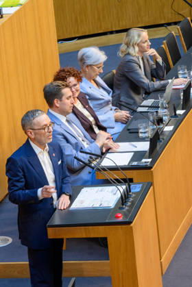Â - Wien 15.10.2026 - 103. Sitzung des Nationalrates. Dringliche Anfrage der FPÖ verbunden mit Misstrauensantrag gegen die gesamte Regierung. PHOTO: Klubobmann der FPÖ Herbert Kickl, Sts für Digitalisierung und Extremismus sowie Regierungkoordinator Alexander Proell (ÖVP), Wirtschaftstaatssekretärin Elisabeth Zehetner (ÖVP), Justizministerin Anna Sporrer (SPÖ) und Staatssekretärin für Kunst, Kultur und Sport Michaela Schmidt (SPÖ) 103th sitting of the National Council. Nationalrat, Nationalratssitzung, Parlamentssitzung, Parlament, Plenum 103. Sitzung des Nationalrates