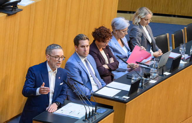 Â - Wien 15.10.2026 - 103. Sitzung des Nationalrates. Dringliche Anfrage der FPÖ verbunden mit Misstrauensantrag gegen die gesamte Regierung. PHOTO: Klubobmann der FPÖ Herbert Kickl, Sts für Digitalisierung und Extremismus sowie Regierungkoordinator Alexander Proell (ÖVP), Wirtschaftstaatssekretärin Elisabeth Zehetner (ÖVP), Justizministerin Anna Sporrer (SPÖ) und Staatssekretärin für Kunst, Kultur und Sport Michaela Schmidt (SPÖ) 103th sitting of the National Council. Nationalrat, Nationalratssitzung, Parlamentssitzung, Parlament, Plenum 103. Sitzung des Nationalrates