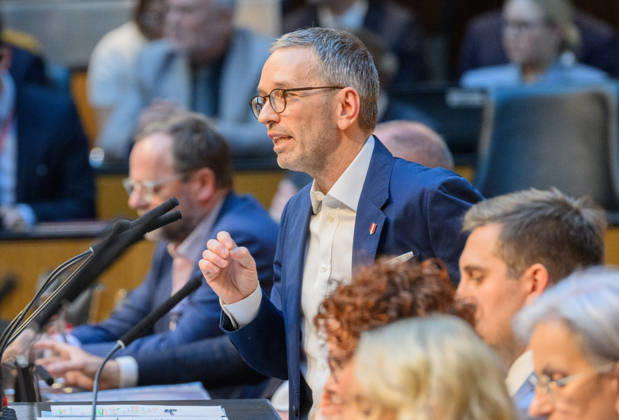 Â - Wien 15.10.2026 - 103. Sitzung des Nationalrates. Dringliche Anfrage der FPÖ verbunden mit Misstrauensantrag gegen die gesamte Regierung. PHOTO: Klubobmann der FPÖ Herbert Kickl mit weitern Mitglieder der Regierung auf der Regierungsbank. 103th sitting of the National Council. Nationalrat, Nationalratssitzung, Parlamentssitzung, Parlament, Plenum 103. Sitzung des Nationalrates