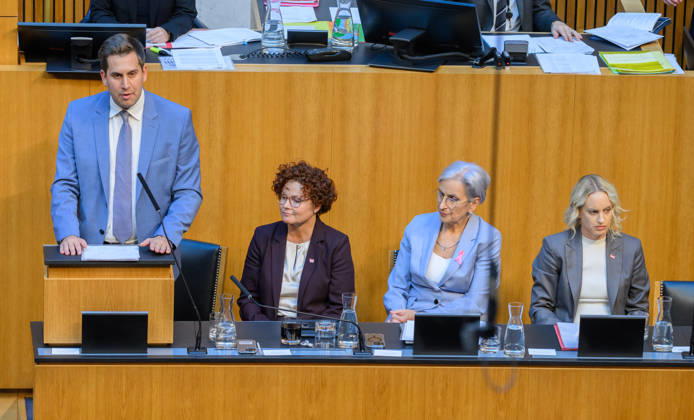 Â - Wien 15.10.2026 - 103. Sitzung des Nationalrates. Dringliche Anfrage der FPÖ verbunden mit Misstrauensantrag gegen die gesamte Regierung. PHOTO: Sts für Digitalisierung und Extremismus sowie Regierungkoordinator Alexander Proell (ÖVP), Wirtschaftstaatssekretärin Elisabeth Zehetner (ÖVP), Justizministerin Anna Sporrer (SPÖ) und Staatssekretärin für Kunst, Kultur und Sport Michaela Schmidt (SPÖ) 103th sitting of the National Council. Nationalrat, Nationalratssitzung, Parlamentssitzung, Parlament, Plenum 103. Sitzung des Nationalrates