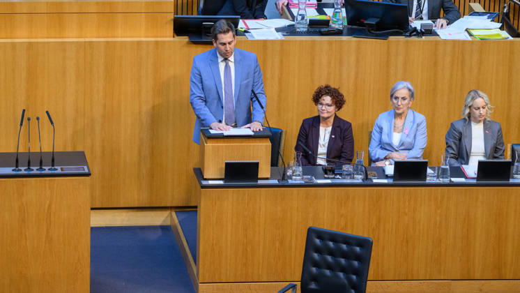 Â - Wien 15.10.2026 - 103. Sitzung des Nationalrates. Dringliche Anfrage der FPÖ verbunden mit Misstrauensantrag gegen die gesamte Regierung. PHOTO: Sts für Digitalisierung und Extremismus sowie Regierungkoordinator Alexander Proell (ÖVP), Wirtschaftstaatssekretärin Elisabeth Zehetner (ÖVP), Justizministerin Anna Sporrer (SPÖ) und Staatssekretärin für Kunst, Kultur und Sport Michaela Schmidt (SPÖ) 103th sitting of the National Council. Nationalrat, Nationalratssitzung, Parlamentssitzung, Parlament, Plenum 103. Sitzung des Nationalrates