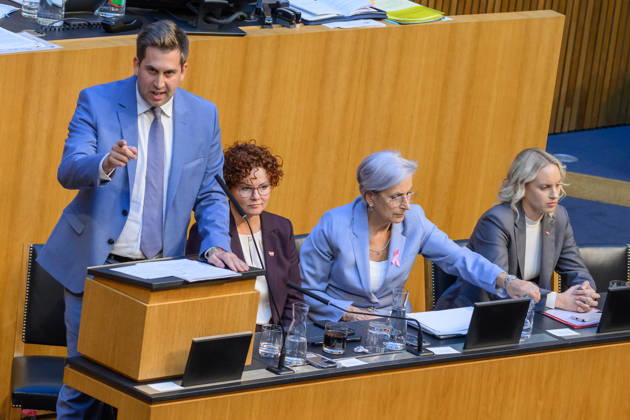 Â - Wien 15.10.2026 - 103. Sitzung des Nationalrates. Dringliche Anfrage der FPÖ verbunden mit Misstrauensantrag gegen die gesamte Regierung. PHOTO: Sts für Digitalisierung und Extremismus sowie Regierungkoordinator Alexander Proell (ÖVP), Wirtschaftstaatssekretärin Elisabeth Zehetner (ÖVP), Justizministerin Anna Sporrer (SPÖ) und Staatssekretärin für Kunst, Kultur und Sport Michaela Schmidt (SPÖ) 103th sitting of the National Council. Nationalrat, Nationalratssitzung, Parlamentssitzung, Parlament, Plenum 103. Sitzung des Nationalrates