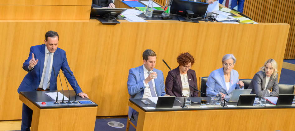 Â - Wien 15.10.2026 - 103. Sitzung des Nationalrates. Dringliche Anfrage der FPÖ verbunden mit Misstrauensantrag gegen die gesamte Regierung. PHOTO: Klubobmann der ÖVP Ernst Gödl, Sts für Digitalisierung und Extremismus sowie Regierungkoordinator Alexander Proell (ÖVP), Wirtschaftstaatssekretärin Elisabeth Zehetner (ÖVP), Justizministerin Anna Sporrer (SPÖ) und Staatssekretärin für Kunst, Kultur und Sport Michaela Schmidt (SPÖ) 103th sitting of the National Council. Nationalrat, Nationalratssitzung, Parlamentssitzung, Parlament, Plenum 103. Sitzung des Nationalrates
