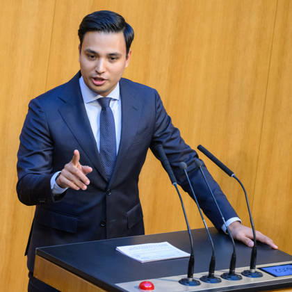 Â - Wien 15.10.2026 - 103. Sitzung des Nationalrates. Dringliche Anfrage der FPÖ verbunden mit Misstrauensantrag gegen die gesamte Regierung. PHOTO: Klubmann von NEOS Yannick Shetty 103th sitting of the National Council. Nationalrat, Nationalratssitzung, Parlamentssitzung, Parlament, Plenum 103. Sitzung des Nationalrates
