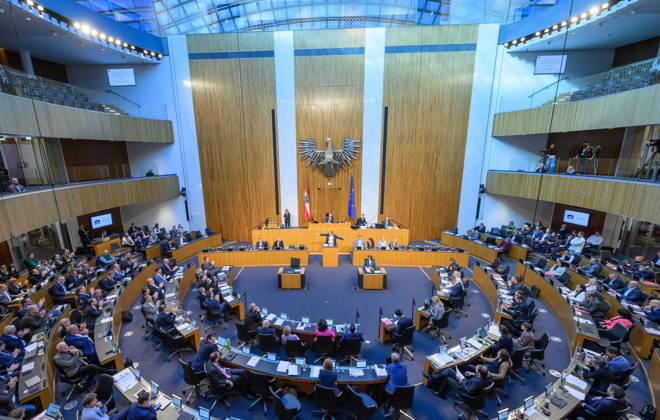Â - Wien 15.10.2026 - 103. Sitzung des Nationalrates. Dringliche Anfrage der FPÖ verbunden mit Misstrauensantrag gegen die gesamte Regierung. PHOTO: Die Abgeordneten im Sitzungssaal 103th sitting of the National Council. Nationalrat, Nationalratssitzung, Parlamentssitzung, Parlament, Plenum 103. Sitzung des Nationalrates