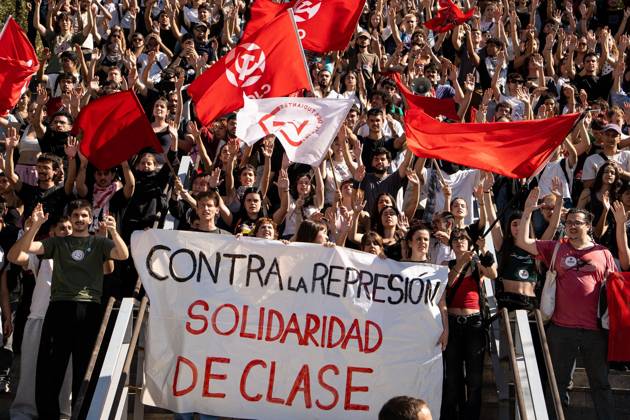 News Bilder des Tages October 15, 2026, Madrid, Spain: MADRID, SPAIN - OCTOBER 15, 2026: Hundreds of students have gathered at the Complutense University of Madrid to denounce the police charges that took place yesterday on campus and to demand the release and dismissal of charges against the five students arrested during the protest. The march proceeded to the Geography and History Department, where seven police vans had set up a security perimeter. The students demanded more funding for the public university which is under the jurisdiction of the Community of Madrid, governed by the conservative People™s Party and the removal of police from the campus which falls under the jurisdiction of the central government led by the Socialist Party. Madrid Spain - ZUMAq101 20261015_zna_q101_121 Copyright: xVictorxSanjuanxCardeoÂ±Ax