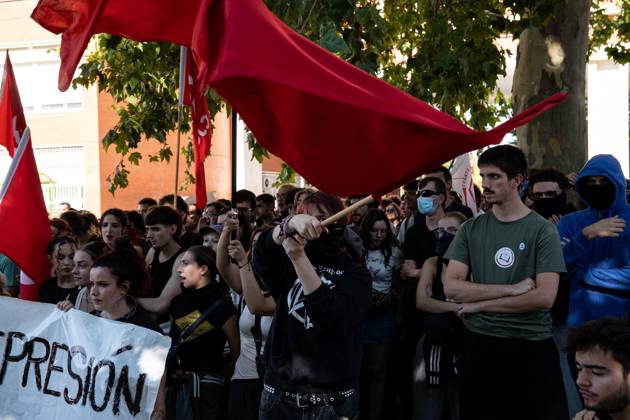 October 15, 2026, Madrid, Spain: MADRID, SPAIN - OCTOBER 15, 2026: Hundreds of students have gathered at the Complutense University of Madrid to denounce the police charges that took place yesterday on campus and to demand the release and dismissal of charges against the five students arrested during the protest. The march proceeded to the Geography and History Department, where seven police vans had set up a security perimeter. The students demanded more funding for the public university which is under the jurisdiction of the Community of Madrid, governed by the conservative People™s Party and the removal of police from the campus which falls under the jurisdiction of the central government led by the Socialist Party. Madrid Spain - ZUMAq101 20261015_zna_q101_124 Copyright: xVictorxSanjuanxCardeoÂ±Ax