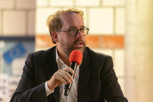 Bornheimer Ortsgespräch mit Paul Ronzheimer - 15.10.26 Veranstaltungsreihe Bornheimer Ortsgespräch - Miteinander im Dialog. Gast: Paul RONZHEIMER, stellvertretender Chefredakteur der BILD, Kriegs- und Krisenreporter und Podcaster, mit Gastgeber, Moderator und Ortsvorsteher von Bornheim-Ort Dominik PINSDORF (parteilos) in der Europaschule Bornheim. Bornheim Nordrhein-Westfalen Deutschland Copyright: xMarcxJohnx