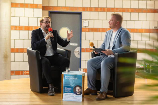 Bornheimer Ortsgespräch mit Paul Ronzheimer - 15.10.26 Veranstaltungsreihe Bornheimer Ortsgespräch - Miteinander im Dialog. Gast: Paul RONZHEIMER, stellvertretender Chefredakteur der BILD, Kriegs- und Krisenreporter und Podcaster, mit Gastgeber, Moderator und Ortsvorsteher von Bornheim-Ort Dominik PINSDORF (parteilos) in der Europaschule Bornheim. Bornheim Nordrhein-Westfalen Deutschland Copyright: xMarcxJohnx