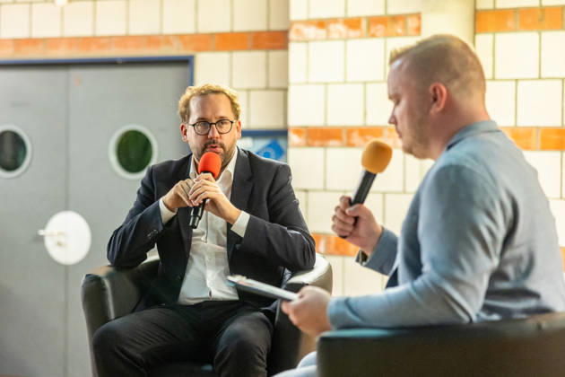 Bornheimer Ortsgespräch mit Paul Ronzheimer - 15.10.26 Veranstaltungsreihe Bornheimer Ortsgespräch - Miteinander im Dialog. Gast: Paul RONZHEIMER, stellvertretender Chefredakteur der BILD, Kriegs- und Krisenreporter und Podcaster, mit Gastgeber, Moderator und Ortsvorsteher von Bornheim-Ort Dominik PINSDORF (parteilos) in der Europaschule Bornheim. Bornheim Nordrhein-Westfalen Deutschland Copyright: xMarcxJohnx