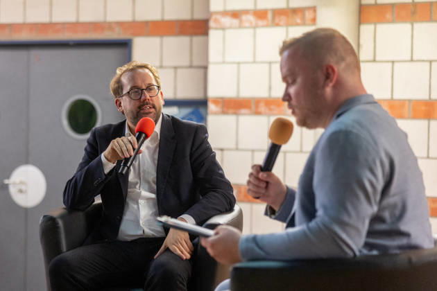 Bornheimer Ortsgespräch mit Paul Ronzheimer - 15.10.26 Veranstaltungsreihe Bornheimer Ortsgespräch - Miteinander im Dialog. Gast: Paul RONZHEIMER, stellvertretender Chefredakteur der BILD, Kriegs- und Krisenreporter und Podcaster, mit Gastgeber, Moderator und Ortsvorsteher von Bornheim-Ort Dominik PINSDORF (parteilos) in der Europaschule Bornheim. Bornheim Nordrhein-Westfalen Deutschland Copyright: xMarcxJohnx