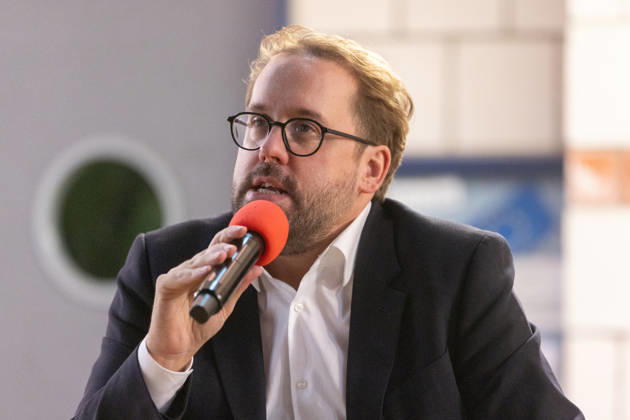 Bornheimer Ortsgespräch mit Paul Ronzheimer - 15.10.26 Veranstaltungsreihe Bornheimer Ortsgespräch - Miteinander im Dialog. Gast: Paul RONZHEIMER, stellvertretender Chefredakteur der BILD, Kriegs- und Krisenreporter und Podcaster, mit Gastgeber, Moderator und Ortsvorsteher von Bornheim-Ort Dominik PINSDORF (parteilos) in der Europaschule Bornheim. Bornheim Nordrhein-Westfalen Deutschland Copyright: xMarcxJohnx