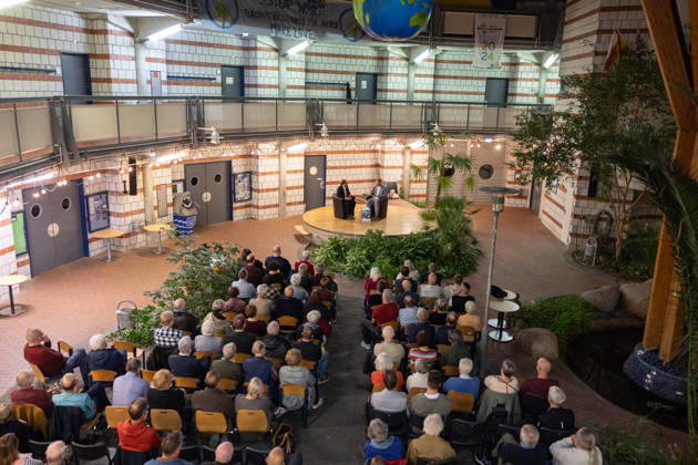 Bornheimer Ortsgespräch mit Paul Ronzheimer - 15.10.26 Veranstaltungsreihe Bornheimer Ortsgespräch - Miteinander im Dialog. Gast: Paul RONZHEIMER, stellvertretender Chefredakteur der BILD, Kriegs- und Krisenreporter und Podcaster, mit Gastgeber, Moderator und Ortsvorsteher von Bornheim-Ort Dominik PINSDORF (parteilos) in der Europaschule Bornheim. Bornheim Nordrhein-Westfalen Deutschland Copyright: xMarcxJohnx