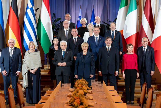 News Bilder des Tages October 15, 2026, Lubiana, Slovenia: A handout picture, provided by Quirinale Press Office, shows President Sergio Mattarella during the family photo with participants in the 21st Meeting of Heads of State of the Arraiolos Group, Ljubljana, 15 October 2026. ANSA Office +++ ANSA PROVIDES ACCESS TO THIS HANDOUT PHOTO TO BE USED SOLELY TO ILLUSTRATE NEWS REPORTING OR COMMENTARY ON THE FACTS OR EVENTS DEPICTED IN THIS IMAGE - NO ARCHIVING - NO LICENSING - NPK Lubiana Slovenia  - ZUMAa110 20261015_zaf_a110_053 Copyright: xPaoloxGiandotti QuirinalexPressx