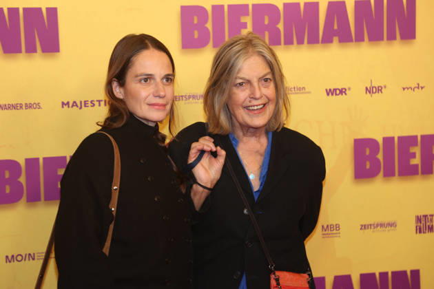 Berlin Premiere des Dokumentarfilms BIERMANN in Berlin Berlin, 15.10.2026 Angela Winkler (r.) bei der Berlin Premiere des Dokumentarfilms BIERMANN im Kino International in Berlin Berlin Deutschland Copyright: xMatthiasxGränzdörferx