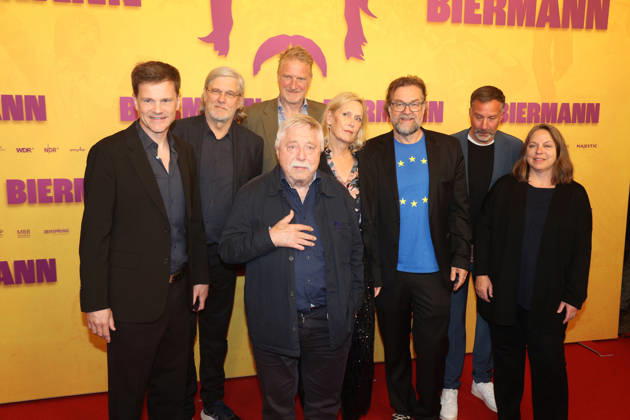 Berlin Premiere des Dokumentarfilms BIERMANN in Berlin Berlin, 15.10.2026 Jens Meurer (Regisseur, Co-Autor und Produzent), Pamela Biermann (Co-Autorin), Johann Scheerer (Produzent, Clouds Hill), Martin Hagemann (Produzent, zero fiction) und Michael Souvignier (Produzent, Zeitsprung Pictures) bei der Berlin Premiere des Dokumentarfilms BIERMANN im Kino International in Berlin Berlin Deutschland Copyright: xMatthiasxGränzdörferx