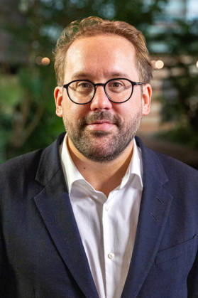 Bornheimer Ortsgespräch mit Paul Ronzheimer - 15.10.26 Veranstaltungsreihe Bornheimer Ortsgespräch - Miteinander im Dialog. Gast: Paul RONZHEIMER, stellvertretender Chefredakteur der BILD, Kriegs- und Krisenreporter und Podcaster, mit Gastgeber, Moderator und Ortsvorsteher von Bornheim-Ort Dominik PINSDORF (parteilos) in der Europaschule Bornheim. Bornheim Nordrhein-Westfalen Deutschland Copyright: xMarcxJohnx