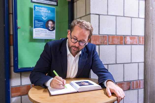 Bornheimer Ortsgespräch mit Paul Ronzheimer - 15.10.26 Eintrag in das Gästebuch - Veranstaltungsreihe Bornheimer Ortsgespräch - Miteinander im Dialog. Gast: Paul RONZHEIMER, stellvertretender Chefredakteur der BILD, Kriegs- und Krisenreporter und Podcaster, mit Gastgeber, Moderator und Ortsvorsteher von Bornheim-Ort Dominik PINSDORF (parteilos) in der Europaschule Bornheim. Bornheim Nordrhein-Westfalen Deutschland Copyright: xMarcxJohnx