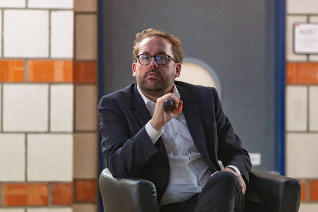 Bornheimer Ortsgespräch mit Paul Ronzheimer - 15.10.26 Veranstaltungsreihe Bornheimer Ortsgespräch - Miteinander im Dialog. Gast: Paul RONZHEIMER, stellvertretender Chefredakteur der BILD, Kriegs- und Krisenreporter und Podcaster, mit Gastgeber, Moderator und Ortsvorsteher von Bornheim-Ort Dominik PINSDORF (parteilos) in der Europaschule Bornheim. Bornheim Nordrhein-Westfalen Deutschland Copyright: xMarcxJohnx