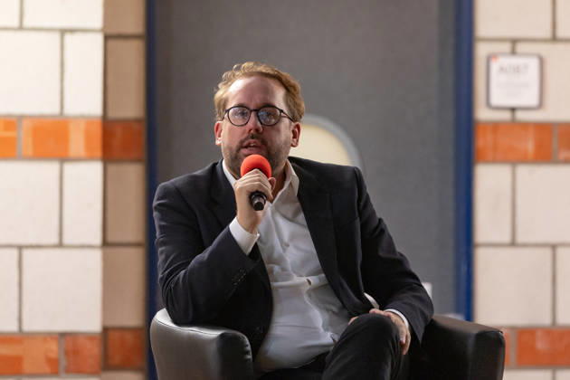 Bornheimer Ortsgespräch mit Paul Ronzheimer - 15.10.26 Veranstaltungsreihe Bornheimer Ortsgespräch - Miteinander im Dialog. Gast: Paul RONZHEIMER, stellvertretender Chefredakteur der BILD, Kriegs- und Krisenreporter und Podcaster, mit Gastgeber, Moderator und Ortsvorsteher von Bornheim-Ort Dominik PINSDORF (parteilos) in der Europaschule Bornheim. Bornheim Nordrhein-Westfalen Deutschland Copyright: xMarcxJohnx