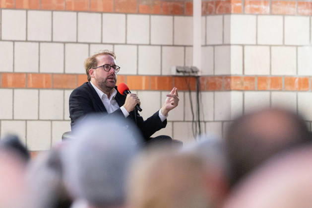 Bornheimer Ortsgespräch mit Paul Ronzheimer - 15.10.26 Veranstaltungsreihe Bornheimer Ortsgespräch - Miteinander im Dialog. Gast: Paul RONZHEIMER, stellvertretender Chefredakteur der BILD, Kriegs- und Krisenreporter und Podcaster, mit Gastgeber, Moderator und Ortsvorsteher von Bornheim-Ort Dominik PINSDORF (parteilos) in der Europaschule Bornheim. Bornheim Nordrhein-Westfalen Deutschland Copyright: xMarcxJohnx