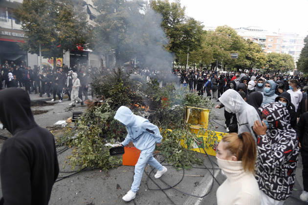Protesters Clash with Police During a Demonstration in Tirana, Albania. Protesters set fire to garbage bins and bushes during an anti-government demonstration in central Tirana on October 15, 2026, as protests continued for a third consecutive day over university conditions and demands for the resignation of Albanian Prime Minister Edi Rama. The latest rally follows two nights of violence in the capital, during which protesters and riot police clashed, police used water cannons and tear gas, and demonstrators damaged government offices and shops and set fire to several buildings. Light Studio Agency Malton Dibra Tirana Albania Copyright: xLightxStudioxAgencyx xMaltonxDibrax