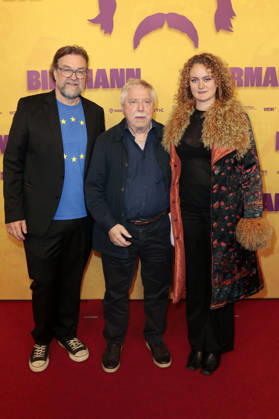 Jens Meurer, Wolf Biermann und Gast bei der Premiere des Dokumentarfilms Biermann im Kino International. Berlin, 15.10.2026