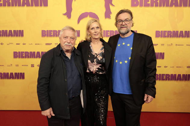 Wolf Biermann, Pamela Biermann und Jens Meurer bei der Premiere des Dokumentarfilms Biermann im Kino International. Berlin, 15.10.2026
