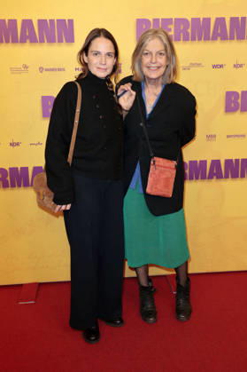 Stella Denis-Winkler und Angela Winkler bei der Premiere des Dokumentarfilms Biermann im Kino International. Berlin, 15.10.2026