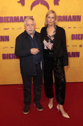 Wolf Biermann mit Ehefrau Pamela Biermann bei der Premiere des Dokumentarfilms Biermann im Kino International. Berlin, 15.10.2026