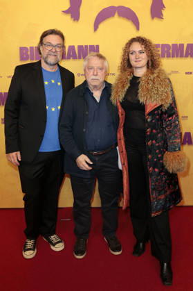 Jens Meurer, Wolf Biermann und Gast bei der Premiere des Dokumentarfilms Biermann im Kino International. Berlin, 15.10.2026