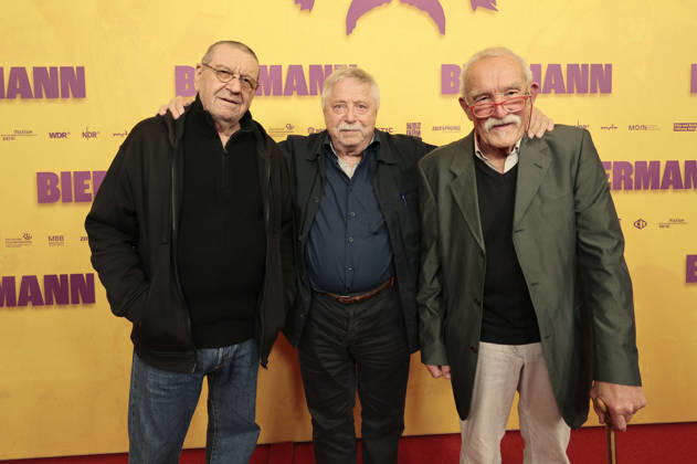 Ulrich Gumpert, Wolf Biermann und Günter Sommer bei der Premiere des Dokumentarfilms Biermann im Kino International. Berlin, 15.10.2026