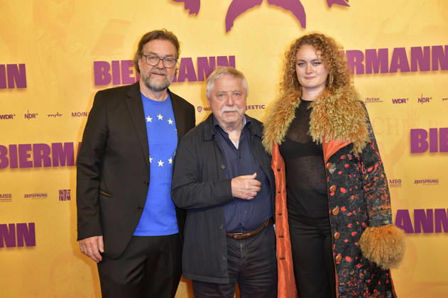 Jens Meurer, Wolf Biermann und Gast bei der Premiere des Dokumentarfilms Biermann im Kino International. Berlin, 15.10.2026