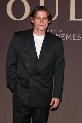 Max Warburton attends the Moulin Paris premiere on October 15, 2026, in Paris 460498, October 15, 2026, Paris, France  Copyright: xLionelxGuericolasx xStarfacex STAR_460498_045