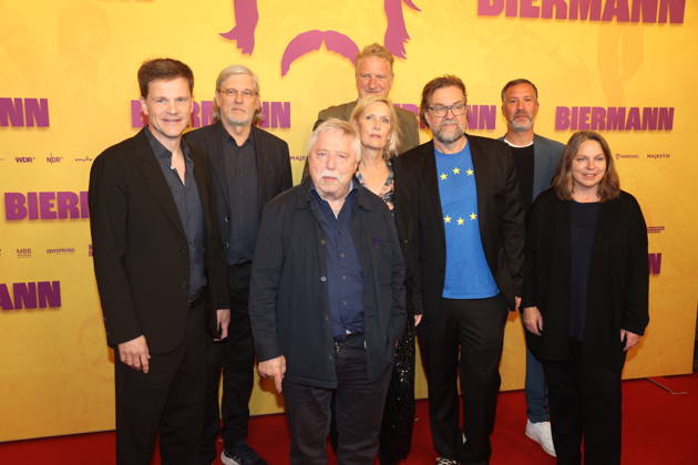 Benjamin Herrmann, Martin Hagemann, Wolf Biermann, Michael Souvignier, Pamela Biermann, Jens Meurer und Gäste bei der Premiere des Dokumentarfilms Biermann im Kino International. Berlin, 15.10.2026 Copyright: xAgenturxMatthiasxWehnertx xM.xGränzdörferx