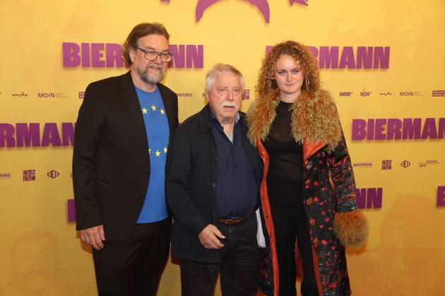 Jens Meurer, Wolf Biermann und Gast bei der Premiere des Dokumentarfilms Biermann im Kino International. Berlin, 15.10.2026 Copyright: xAgenturxMatthiasxWehnertx xM.xGränzdörferx