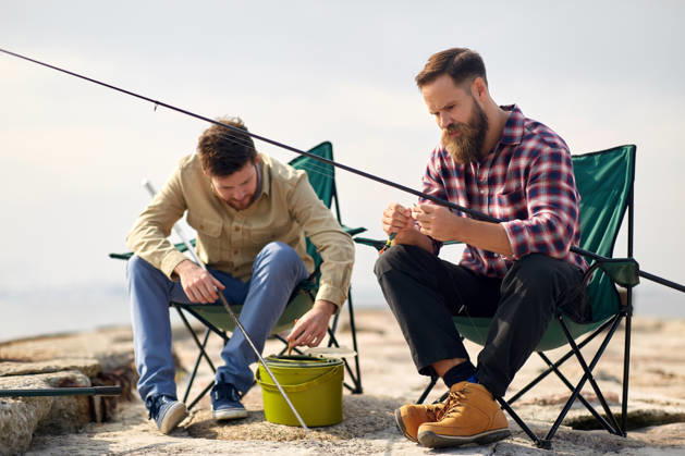freunde anpassung angelruten mit köder auf pier freizeit und menschen konzept - freunde oder fischer anpassung angelruten mit köder auf pier (License=RF) ,model released, Symbolfoto Copyright: xZoonar.com levxdolgachovx 13576877 ,model released, Symbolfoto ,property released