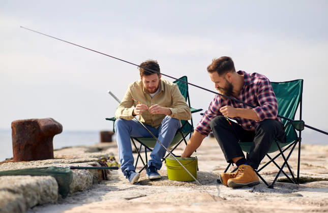 freunde anpassung angelruten mit köder auf pier freizeit und menschen konzept - freunde oder fischer anpassung angelruten mit köder auf pier (License=RF) ,model released, Symbolfoto Copyright: xZoonar.com levxdolgachovx 13577133 ,model released, Symbolfoto ,property released