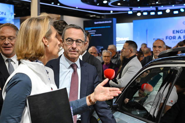 Bruno Retailleau at the Paris Motor Show 2026 Bruno Retailleau candidate for the 2027 presidential election at the International Motor Show 2026 in Paris Porte de Versailles on October 15,2026. Photo Ait Adjedjou Karim ABACAPRESS.COM Paris France  Copyright: xAitxAdjedjouxKarim ABACAx